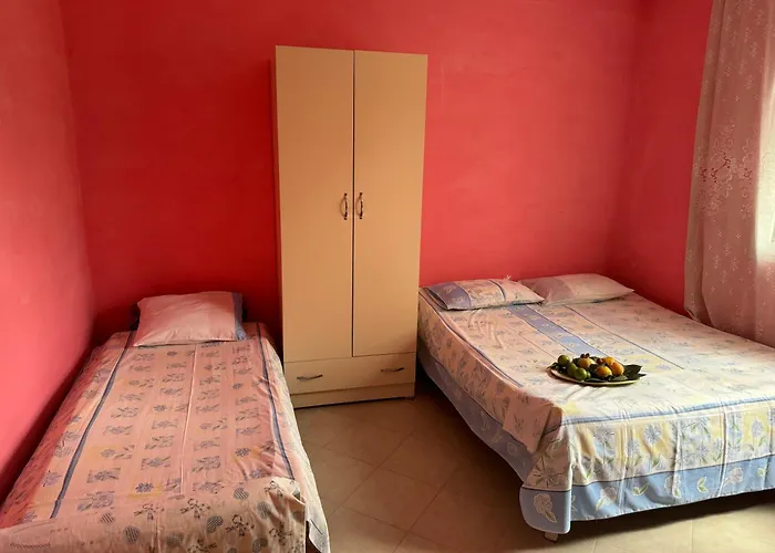 Guest house Bushi Rooms- Garden And Free Parking Near Durres