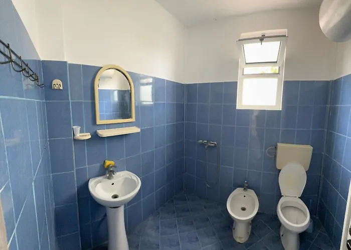 Bushi Rooms- Garden And Free Parking Near Guest house