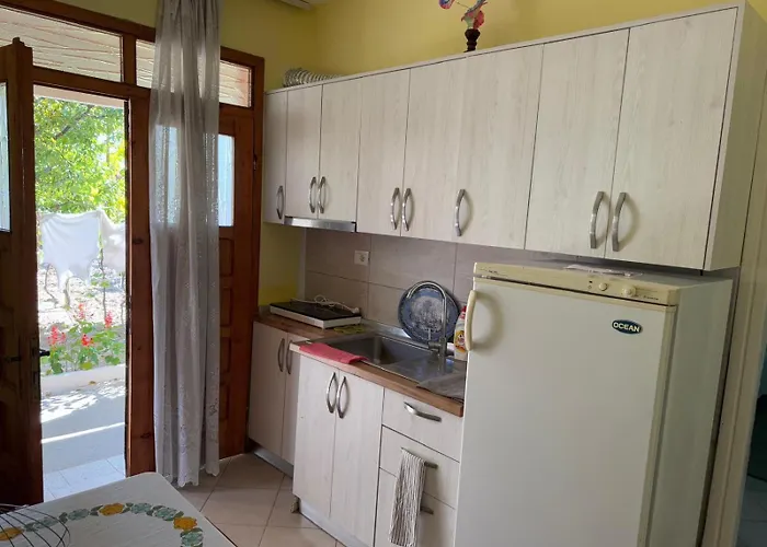 Bushi Rooms- Garden And Free Parking Near Guest house *